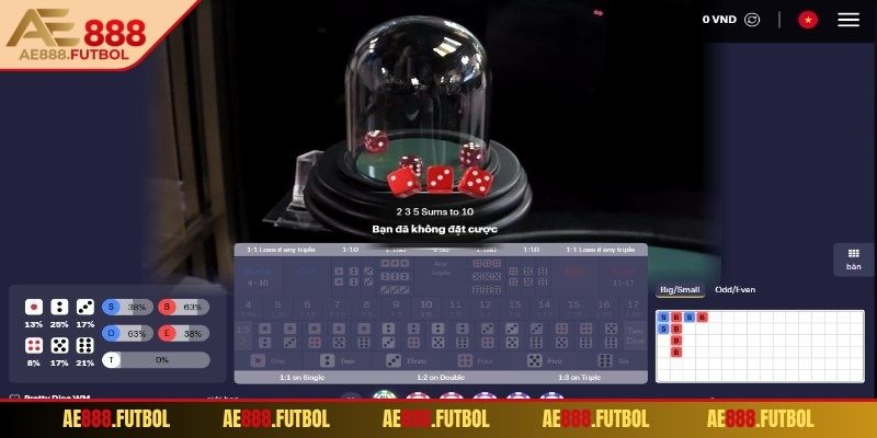 Bàn cược gồm ba viên xúc xắc đặt trong lồng quay